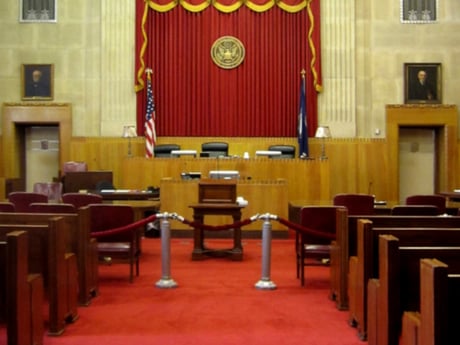 Freestanding velvet courtroom rope